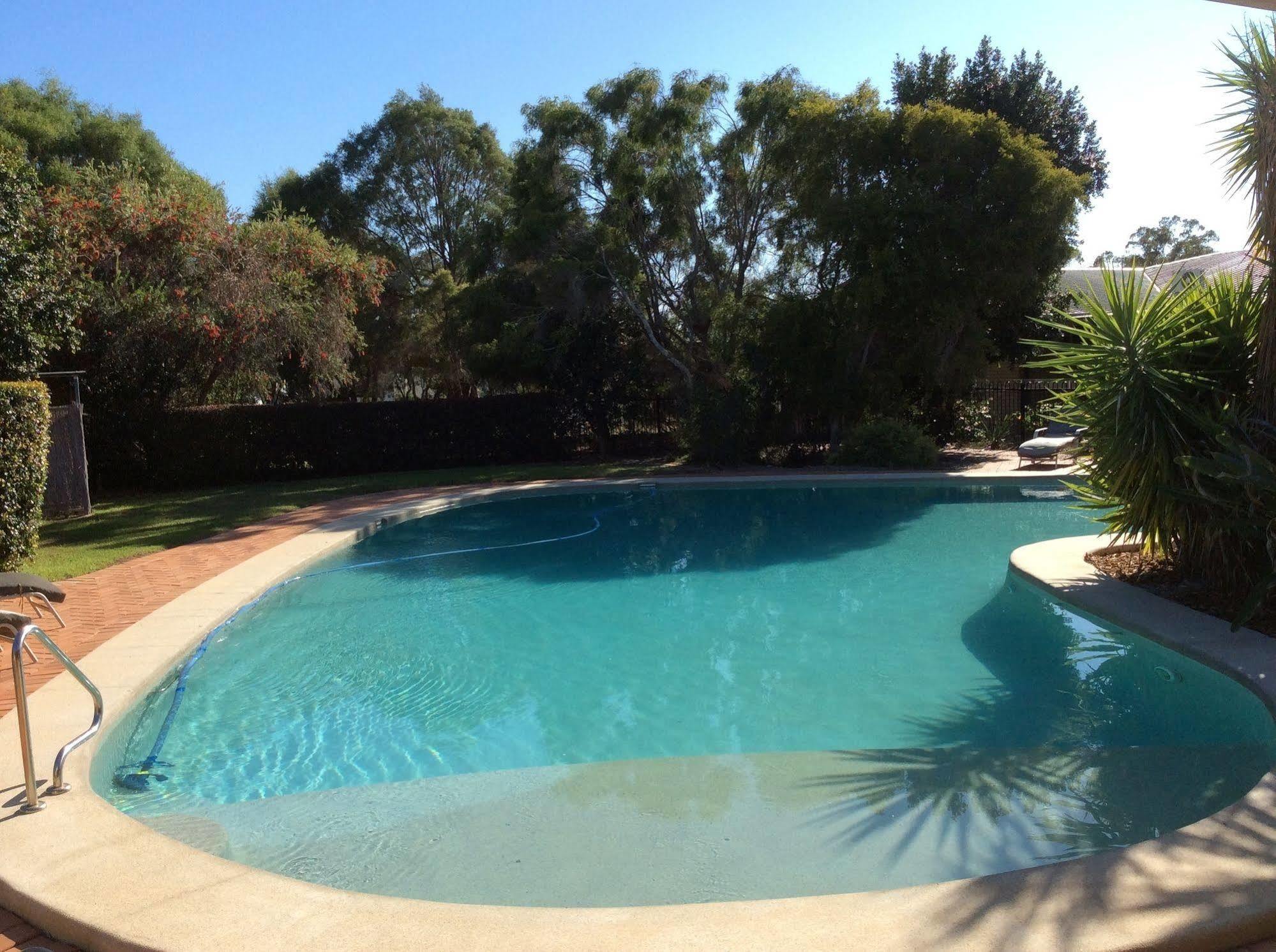 Pritchard Road Country Resort Emerald Esterno foto